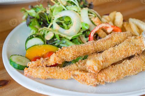 tradicional Inglés comida - pescado y papas fritas y ensalada 21889457 ...