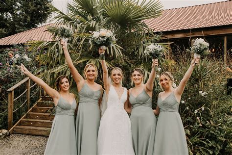 Maid of honor duties before wedding | Beachweddingtips.com