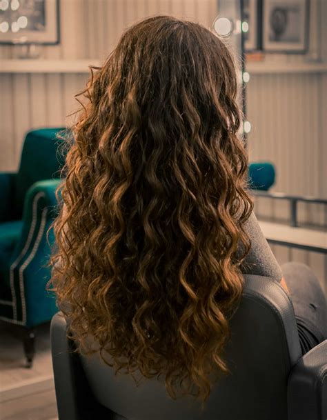 ¿CÓMO CUIDAR EL CABELLO RIZADO? - Revista Coiffure