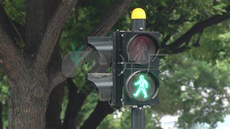 红绿灯压实线变道怎么处理