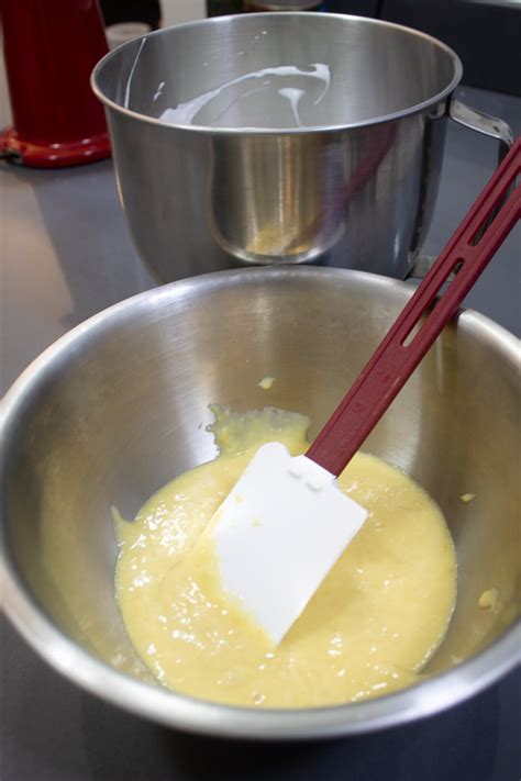 Folding Technique for Cakes - The Baker's Almanac