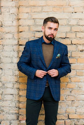 Action Poses Man in Business Suit 的图像结果