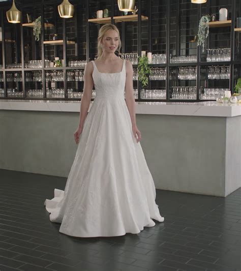 Never Worn Essense of Australia D3965