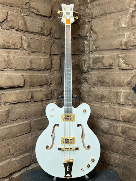 White Falcon Bass G6136LSB White Falcon™ Bass, 34" Scale, Ebony