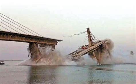 印度耗资百亿卢比大桥再坍塌，坠入恒河掀起水花，岸边民众忙拍摄_腾讯视频}