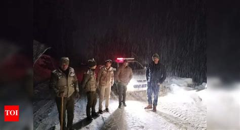 Heavy Snowfall in Himachal Pradesh: 300 Tourists Rescued near Atal ...