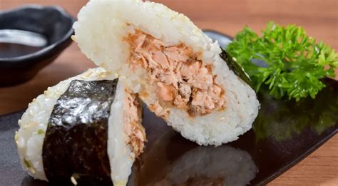Как приготовить онигири дома, чтобы было вкусно — читать на Gastronom.ru