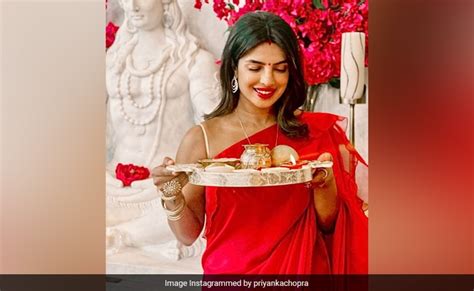Karwa Chauth 2023: करवा चौथ पर गलती से भी न पहनें इन रंगों की साड़ी ...