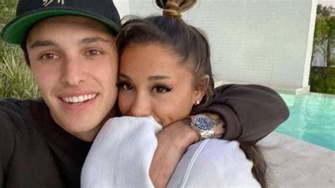 Ariana Grande Announces Engagement To Her Real Estate Agent - SonkoNews