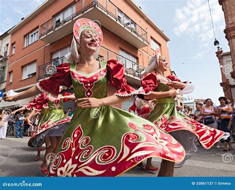 Russian folk dance editorial photography. Image of performance - 33061137