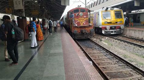 how thieves steal in indian railways trains passengers keep mobile ...
