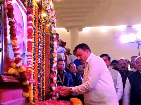 Former CM Arjun Singh’s birth anniversary : CM offers floral tributes ...