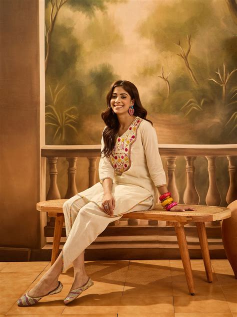 Embroidered V-Neck Pure Cotton Tunic With Dhoti Pant Co-Ords – Bunaaiwalaa