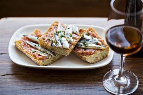 Anchovies on toast with tomato recipe with Amontillado - Sherry Wines