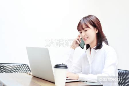 一名远程移动办公中国商务女生正在打电话_站酷海洛_正版图片_视频_字体_音乐素材交易平台_站酷旗下品牌