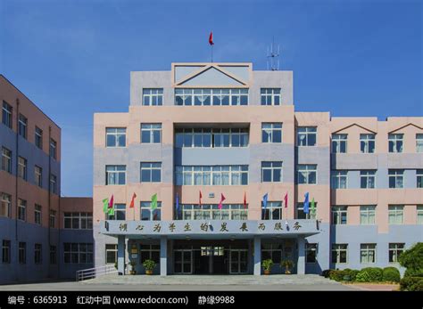鞍山市第三十中学教学楼正门高清图片下载_红动中国