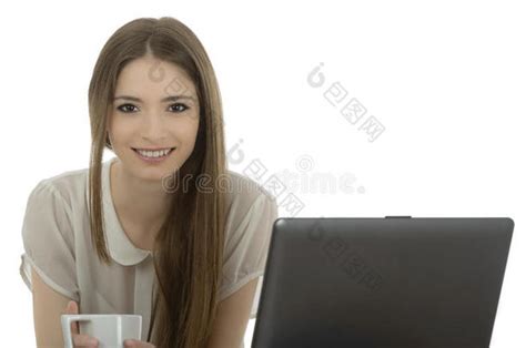 一位年轻的女商人坐在办公桌旁一杯咖啡被隔-包图企业站