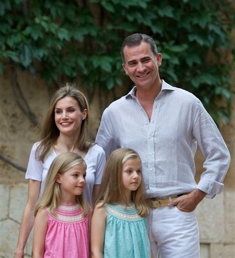 In August 2014, the Spanish royal family posed for photos outside | Kate Who? See Queen Letizia ...