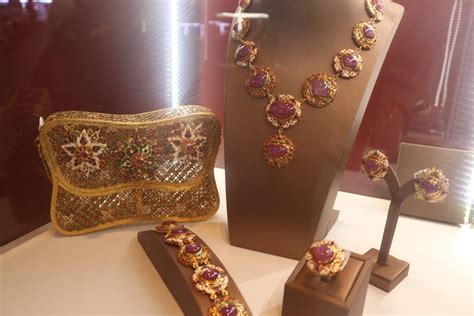 Những bộ sưu tập trang sức hiện đại và cổ xưa ở hội chợ trang sức Thái ...