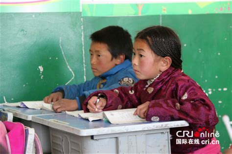 【砥砺奋进的五年】牧区藏族小学生专注的眼神 徜徉知识之海-新闻中心-南海网