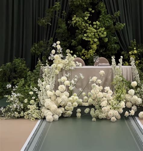 Elegant White Wedding Table Decor