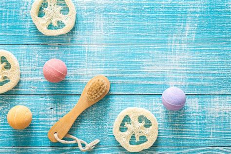 Spa-Komposition mit Pinsel und Badebomben flach liegend | Kostenlose Foto