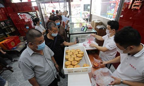 潍坊：传统手工月饼走俏 消费者排队购买 - 图片新闻 - 山东省爱国主义教育基地