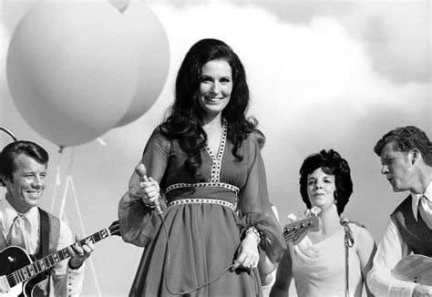 LORETTA LYNN: THE NIGHT A COAL MINER'S DAUGHTER SLEPT IN A CAR AND ...