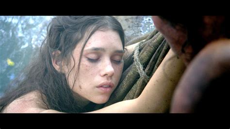Àstrid Bergès-Frisbey as Syrena and Sam Claflin as Philip Swift in ...