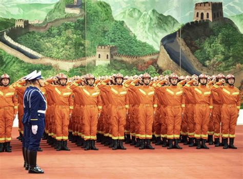 帅！国家综合性消防救援队伍授旗仪式现场图来了-国内频道-内蒙古新闻网