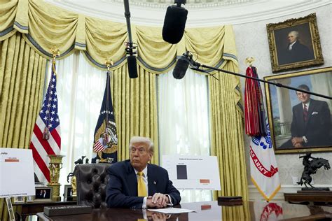 Trump hangs a copy of Declaration of Independence in Oval Office – News.net