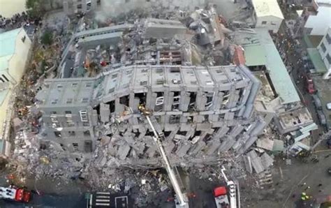 台湾花莲地震瞬间：大楼轰然倒塌 地面剧烈摇晃物品如骨牌倾泻