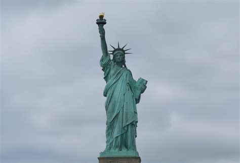 【携程攻略】纽约自由女神像景点,自由女神像是纽约的地标性建筑，也是美国精神的象征，这是每一个前来…
