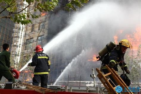 新疆高楼火灾死亡10人，是道路被挡无法及时救援？值得各地警惕-麻辣杂谈-麻辣社区