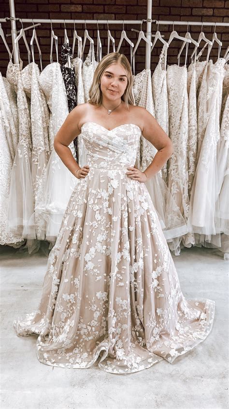 Wedding: Discover 300 Vow Renewals 💚💜 ideas | wedding decorations, dream wedding and more