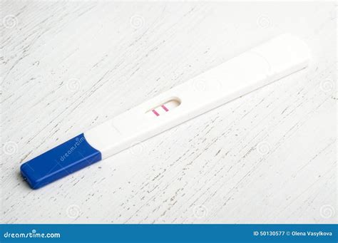 Prueba De Embarazo Que Muestra Resultado Positivo Imagen de archivo ...