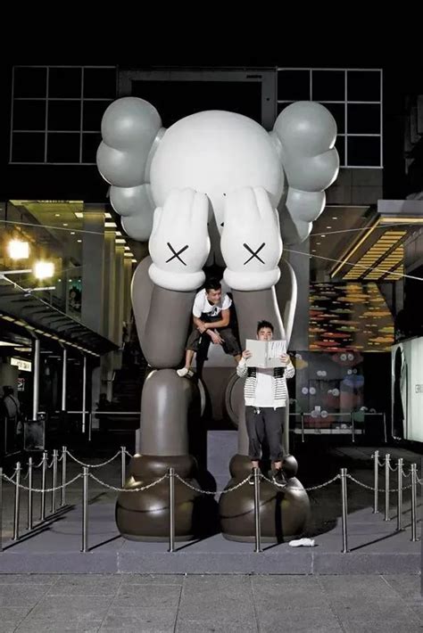7 米高 KAWS 新雕塑到港 - 香港 unwire.hk