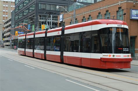 White Colour Local Train 的图像结果