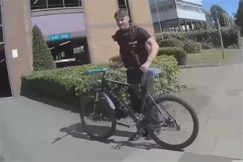 Quick-Thinking English Cop Commandeers Bike to Catch Suspected Drug ...