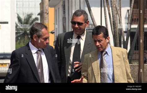 Business Men Walking in Line 的图像结果