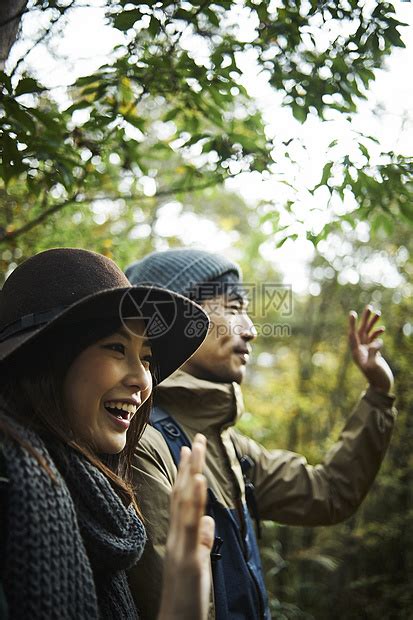 露营夫妇漫步在森林里高清图片下载-正版图片502013052-摄图网