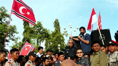 https://pintoe.co/gbr_artikel/mualem-bendera-bulan-bintang_4.webp