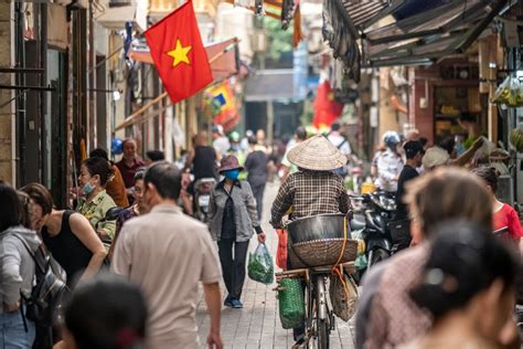 Vietnam PM Says Government Aims for 8% Economic Growth in 2025 - Bloomberg