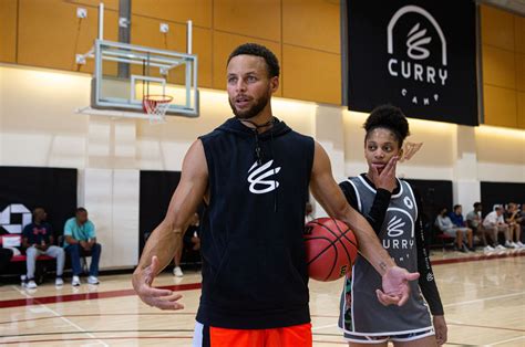 Warriors' Steph Curry hoops with top young players at Curry Camps