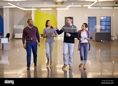 Business People Walking a Straight Line 的图像结果