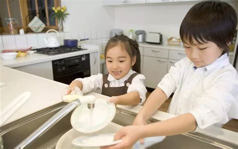 两位妈妈教孩子洗碗，却造就孩子不一样的人生