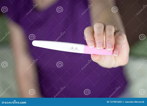 Prueba De Embarazo Positiva Imagen de archivo - Imagen de mujer, prueba ...