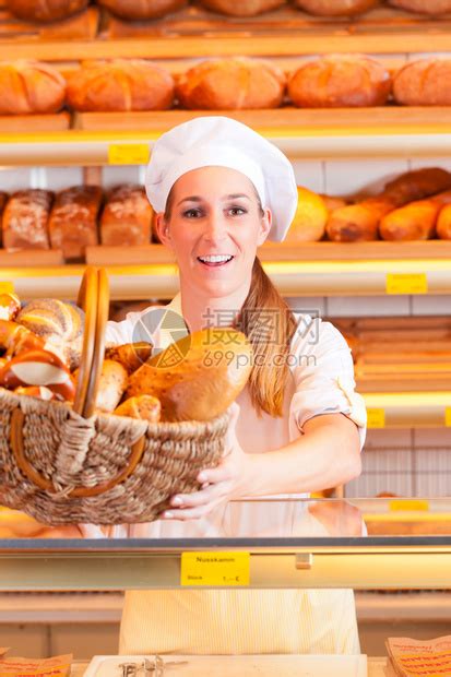 女面包师或女销售员在其面包店中高清图片下载-正版图片504863089-摄图网