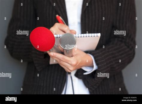 Reporter Taking Notes 的图像结果