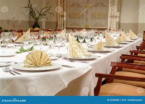 Restaurant Table Setting 的图像结果